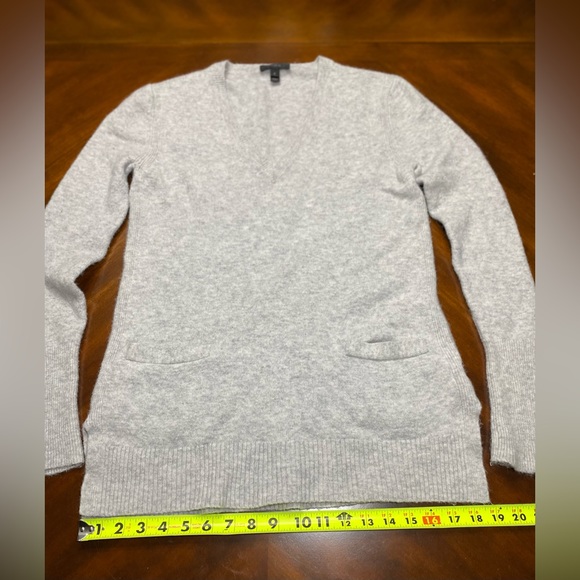 Essential wool merino mix V-Neck Sweater two pockets. J.Crew - Picture 14 of 14